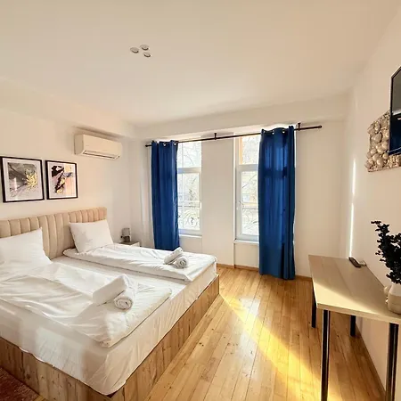 2 Bedroom The Quiet Luxury 3 Апартаменты